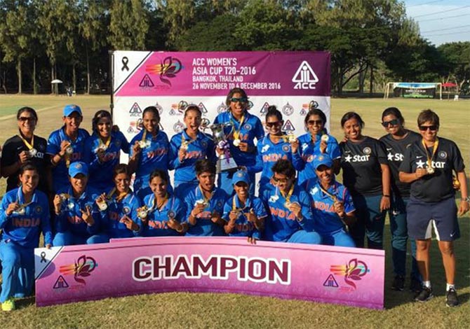 indianwomenliftasiacupbeatingpakistanby17runs